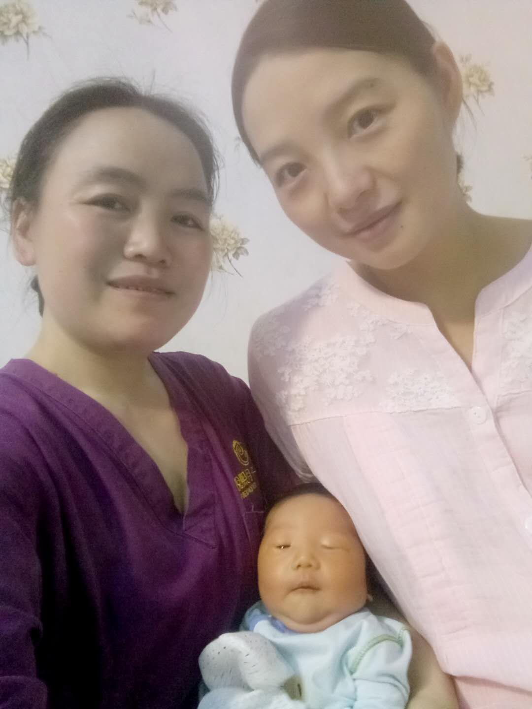 /胡吉仙月嫂的个人照片展示