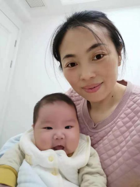 /肖艳姣月嫂的个人照片展示
