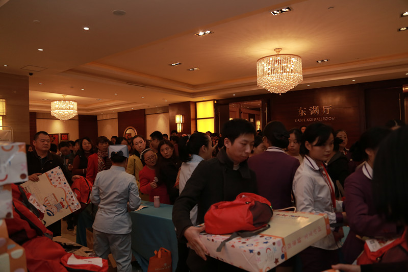 1511853763907981.jpg 现场领取礼品.JPG
